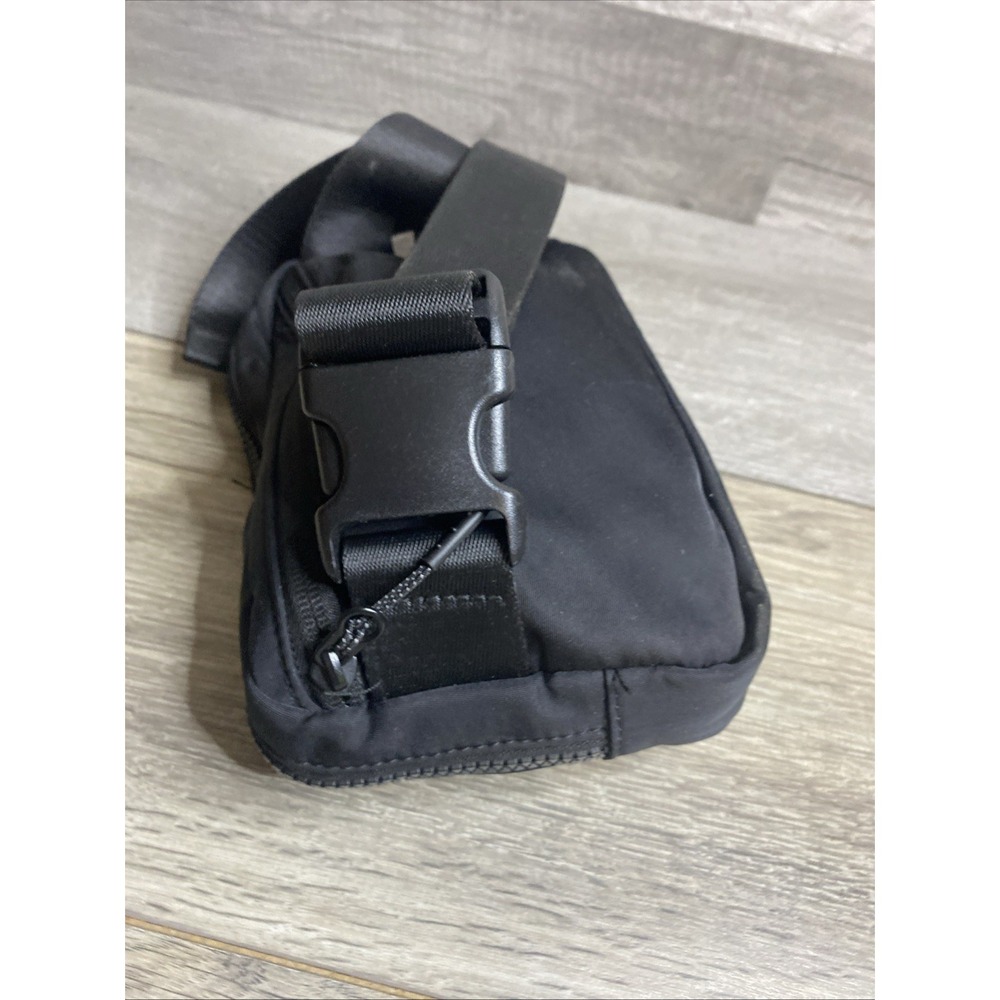 NWT Lululemon Everywhere Belt Bag Black W/White Large Logo Silver Hardware - Picture 7 of 10